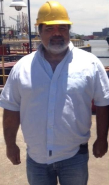 José María Rodríguez con casco amarillo en el puerto de Dock Sud.